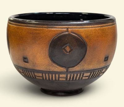un bol marron et noir orné d'une horloge