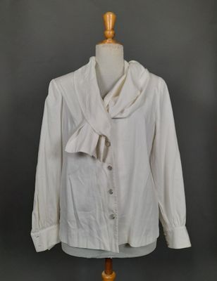 HANAE MORI, PARIS. Chemisier épaulé en textile cannelé blanc…