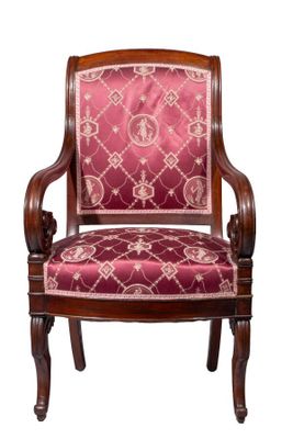 La chaise est en bois et possède une assise rembourrée de couleur rouge.