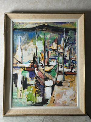 tableau représentant des bateaux dans un port, accroché au mur d'une pièce