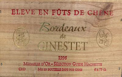 une boîte en bois portant une étiquette