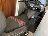 une moto garée à côté d'une porte