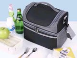 un sac-repas posé sur une table, à côté d'une bouteille de bière