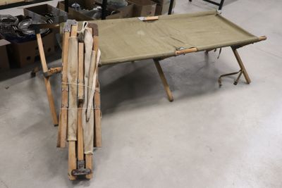 une table fabriquée à partir de tiges de bambou dans une pièce