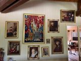 Il y a de nombreux tableaux accrochés au mur dans ce salon.