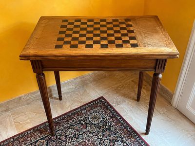 une petite table sur laquelle est posé un échiquier