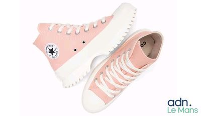 baskets Converse roses avec des lacets blancs et une étoile sur le côté