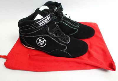une paire de chaussures posée sur un sac rouge