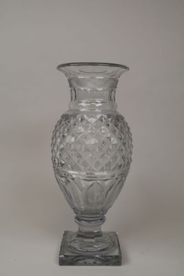 un vase en verre posé sur une table
