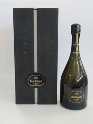 La bouteille de champagne se trouve à côté de la boîte noire.