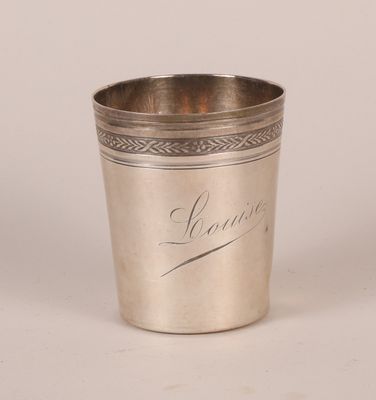 une coupe ancienne en argent, portant une inscription gravée sur le côté