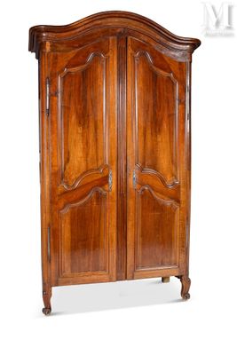 une vieille armoire en bois à deux portes et un tiroir