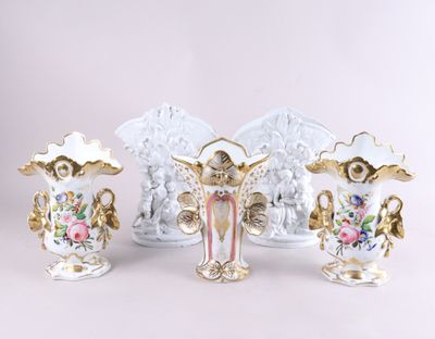 trois vases sont posés les uns à côté des autres sur une table