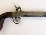 gros plan d'un pistolet sur une surface blanche