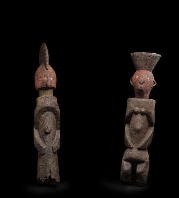 deux petites figurines en argile représentant un homme et une femme