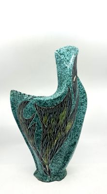 un vase vert orné d'un oiseau