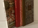 trois livres posés sur une table blanche