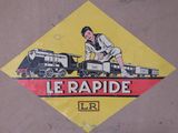 a sign that says le rapide on the side of a building