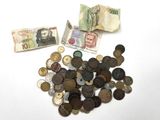 une pile de pièces et de billets sur la table