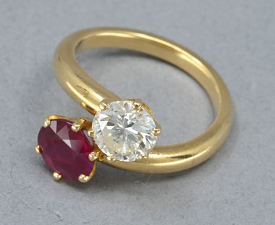 Bague Toi et Moi en or jaune 750°°° opposant un diamant tail…