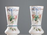 deux vases peints avec des fleurs