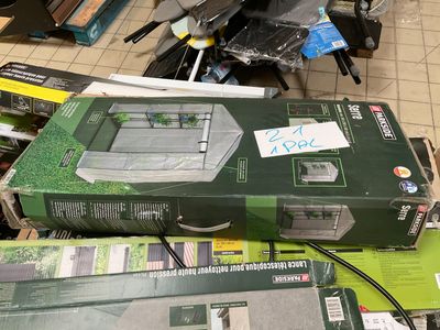 une boîte posée sur une pile de boîtes