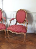 PAIRE DE FAUTEUILS en bois naturel mouluré et sculpté à doss… (photo 2)