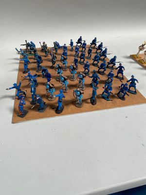 tout un tas de petits soldats disposés sur un plateau