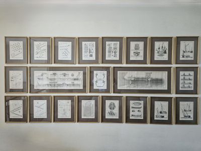 la photo d'une photo représentant une pièce avec des tableaux accrochés au mur