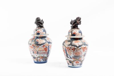 deux vases posés l'un à côté de l'autre sur une surface blanche