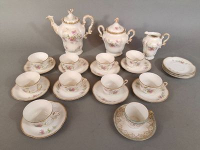 un grand nombre de tasses et de soucoupes sur une table