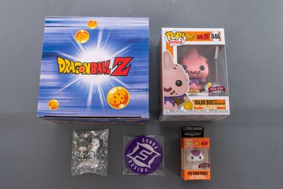 Le coffret Dragon Ball Z est ouvert et se trouve à côté d'autres articles