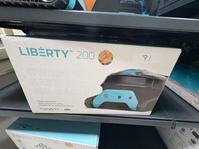 une boîte posée sur une étagère dans un magasin