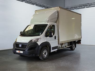 un camion blanc garé à l'intérieur d'un bâtiment