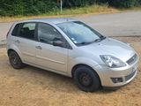 une petite voiture argentée garée sur le bord de la route
