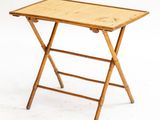 une petite table en bois sur laquelle est posé un plateau