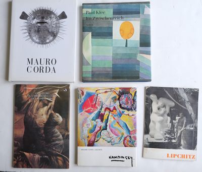 un grand nombre de livres posés sur une table