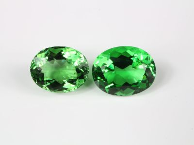 deux tourmalines vertes sur fond blanc