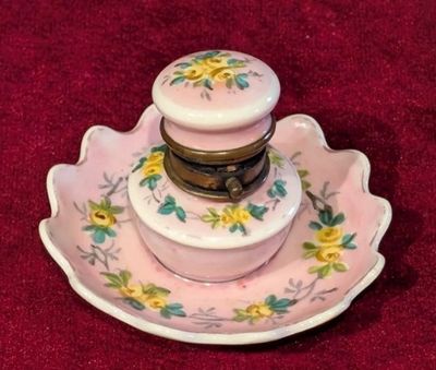 Encrier en porcelaine à décor de fleurs - Diam.