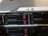 un gros plan sur un rack de serveurs sur lequel est accrochée une étiquette de prix