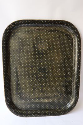 plateau de service à pois noirs et blancs sur fond blanc