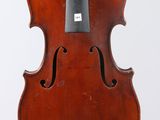 un vieux violon avec un archet accroché à son dos