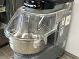 une photo d'un mixeur dans une cuisine professionnelle