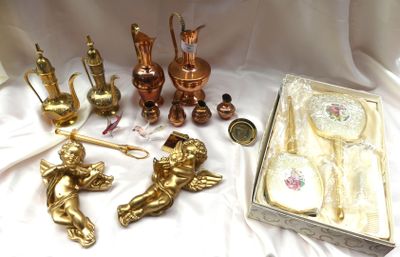 beaucoup d'objets en or posés sur une table