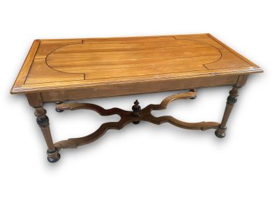 Table basse rectangulaire sur quatre pieds reliés par une en…