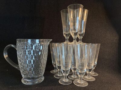 beaucoup de verres et un pichet sur la table