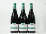trois bouteilles de vin posées l'une à côté de l'autre sur une table