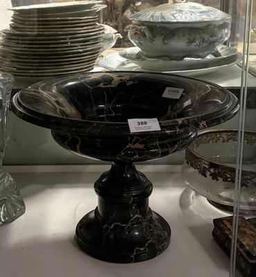 plusieurs assiettes et bols exposés dans une vitrine
