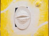 peinture représentant une assiette jaune et blanche sur laquelle figure un visage