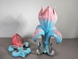 deux figurines assises sur une table